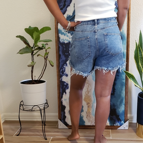 Wild fable womens distressed denim shorts, size 6 - Picture 2 of 5